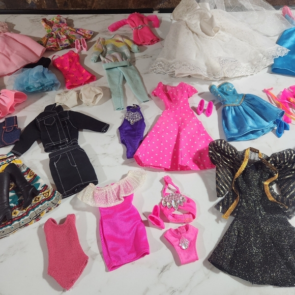 Vtg BARBIE HUGE LOT Clothes Shoes Hangers Accessories Outfits Gymnastics Tennis - Picture 7 of 16